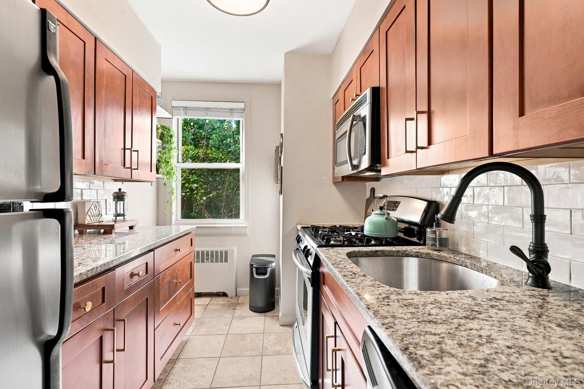 10 Bryant Crescent, Unit 1L photo 8