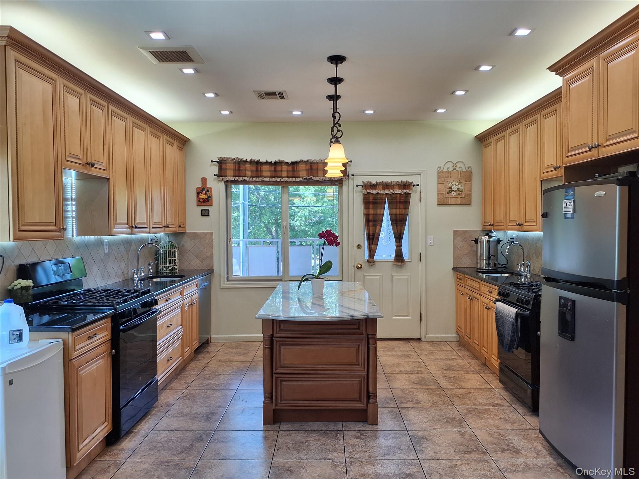 40 Herrick Avenue, Unit 201 photo 2