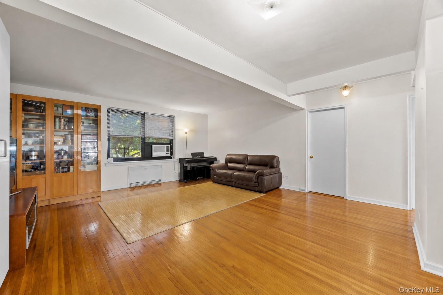 211-02 73rd Avenue, Unit 1H photo 3