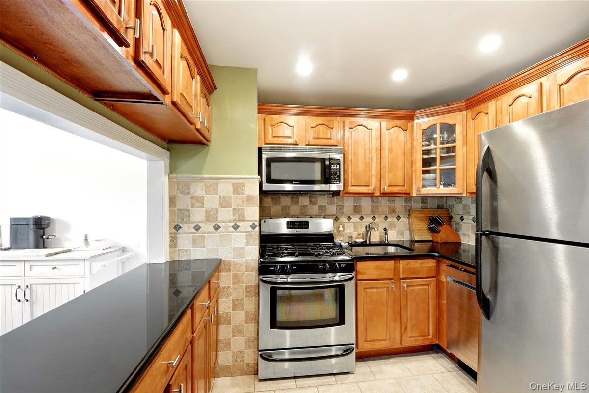 828 Pelhamdale Avenue, Unit 2P photo 4