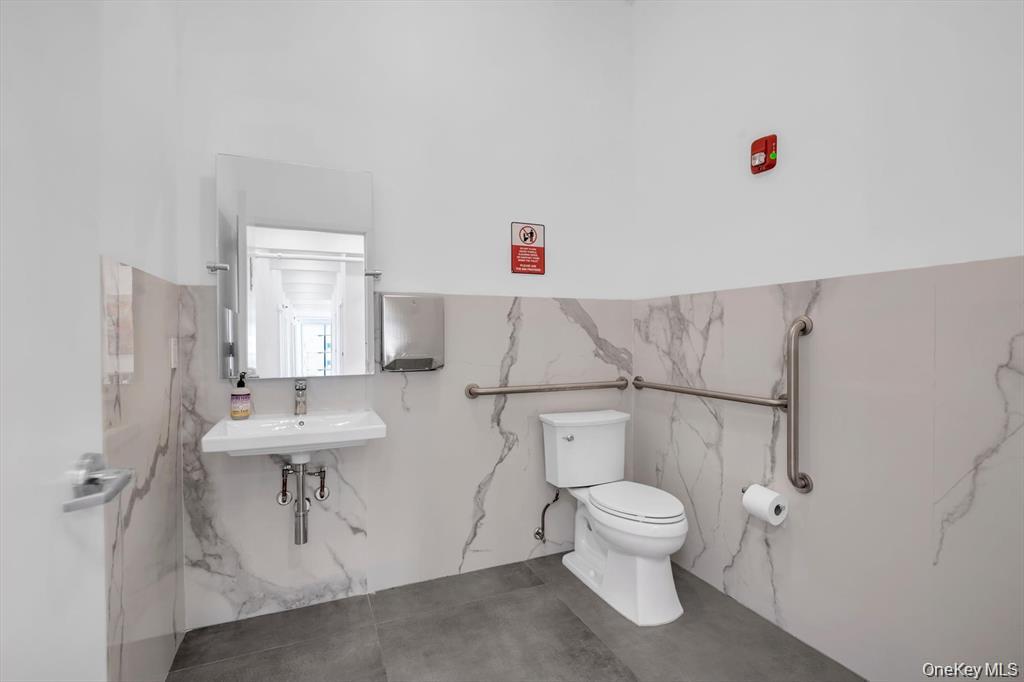 705 Middle Neck Rd., Unit 304 photo 16