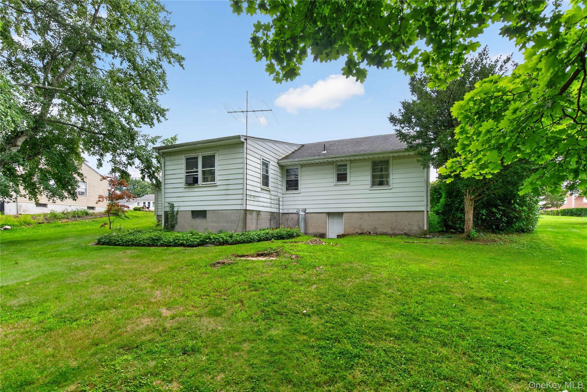 566 Lakeside Road – For Sale photo 4
