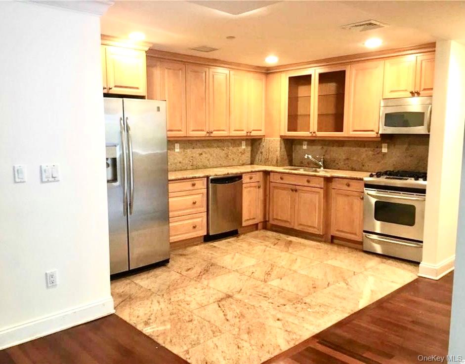 171 Great Neck Rd – For Rent photo 2