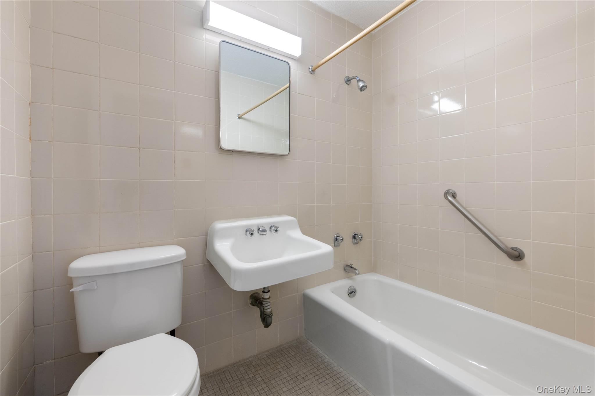 2550 Olinville Avenue, Unit 7E photo 4