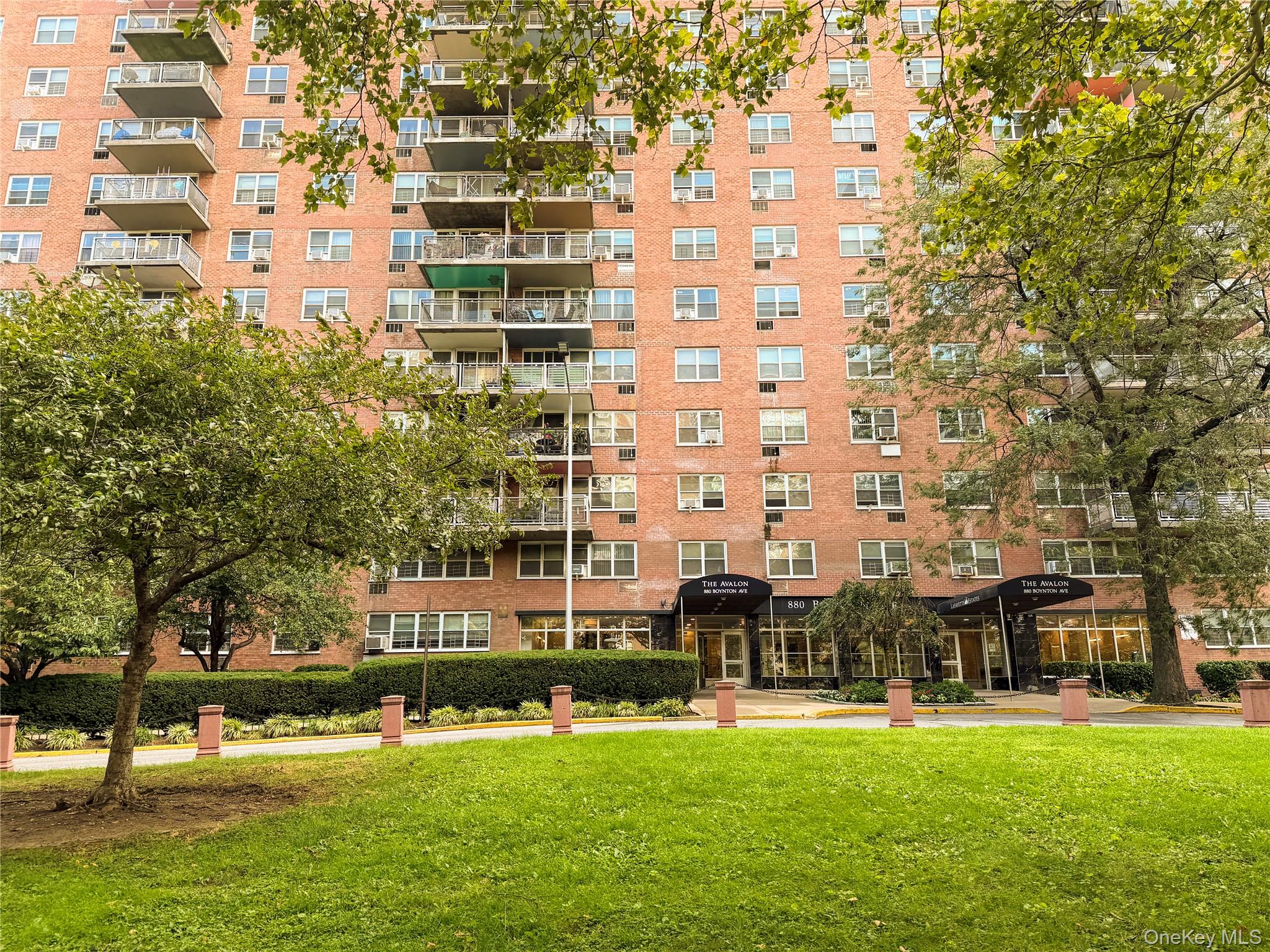 880 Boynton Avenue, Unit 9L