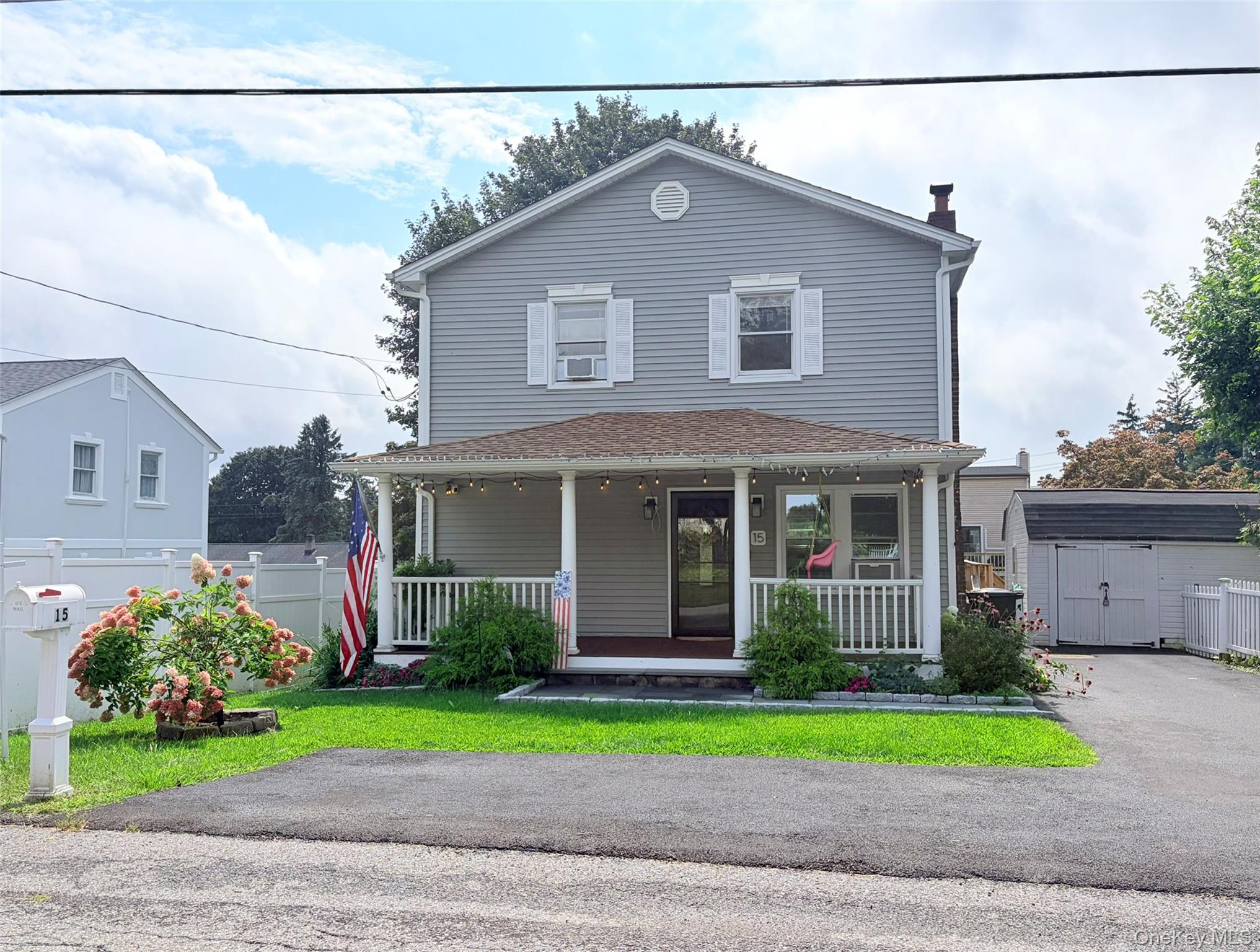 15 Roslyn Road – For Sale photo 2