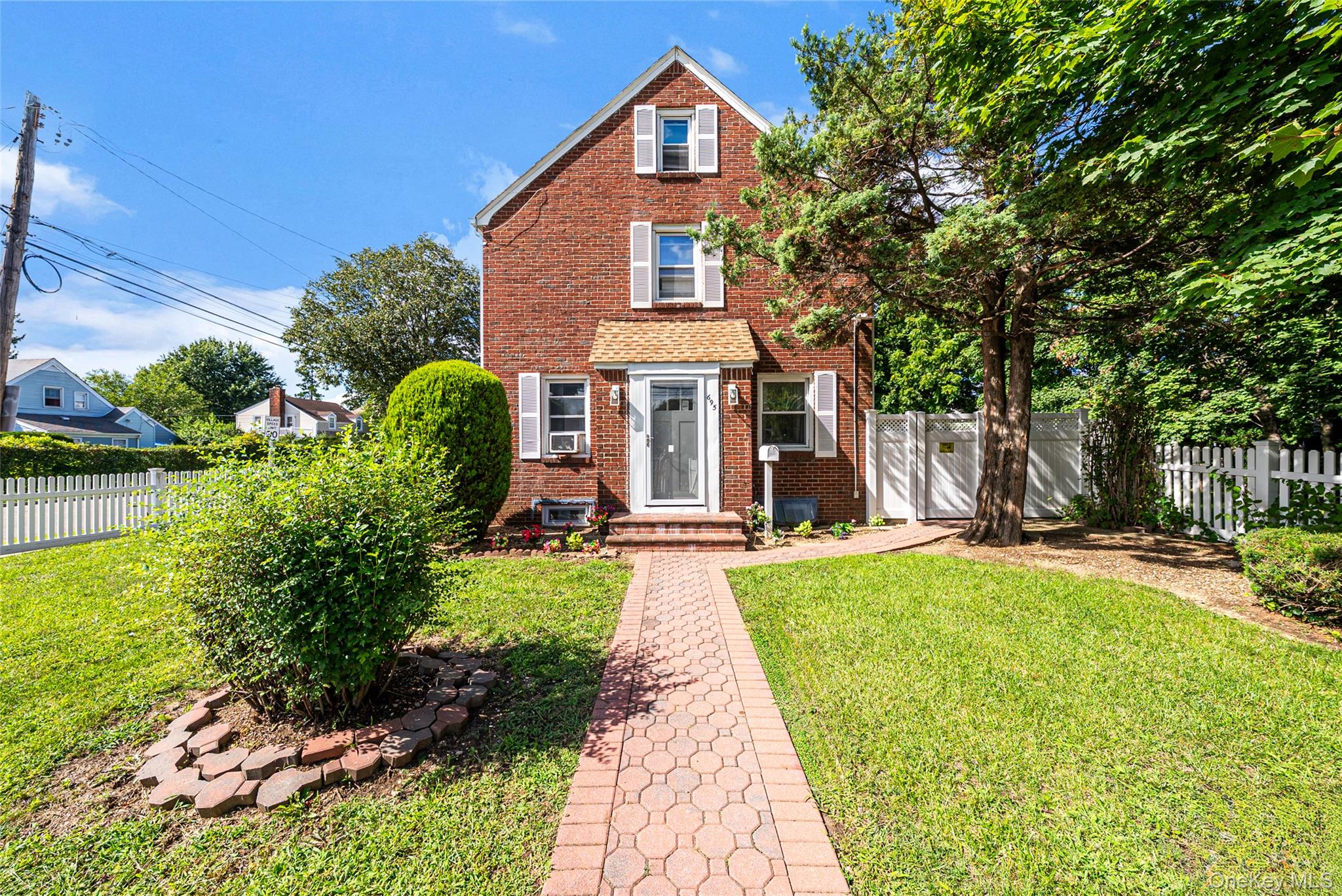 695 Front Street – For Sale