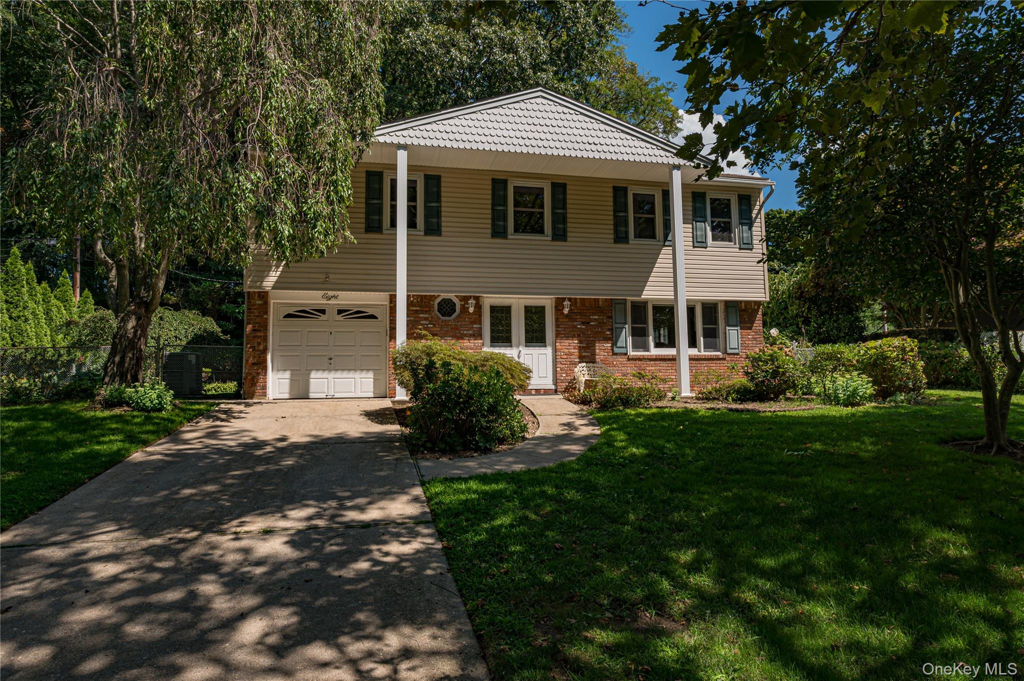 8 Salisbury Drive N – For Sale photo 2