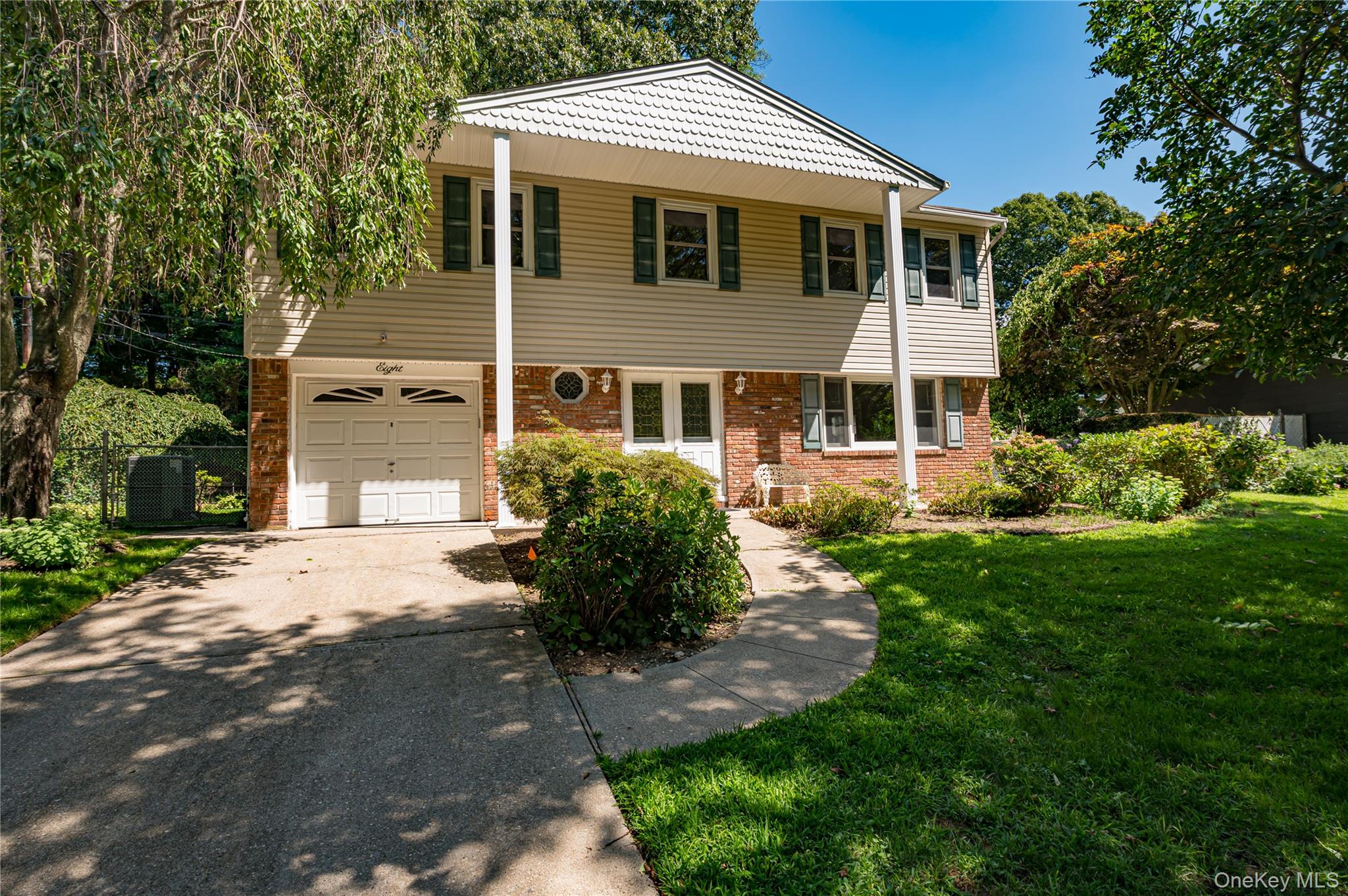 8 Salisbury Drive N – For Sale