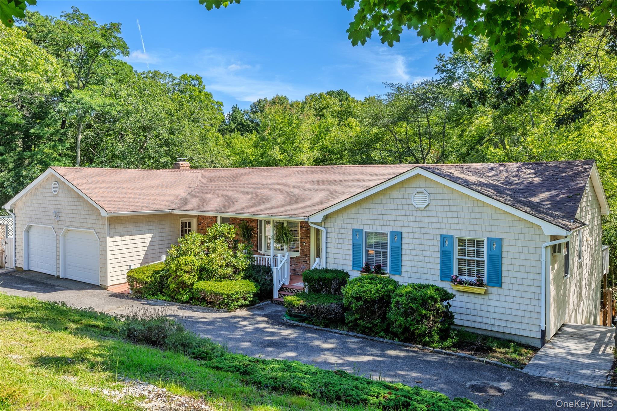 18 Beaver Lane W – For Sale