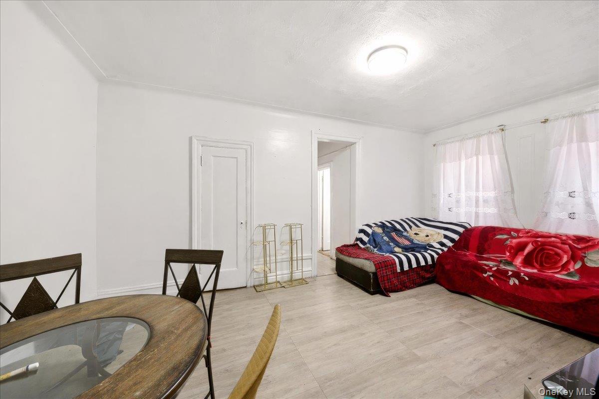 1974 Lafontaine Avenue, Unit 2E photo 2