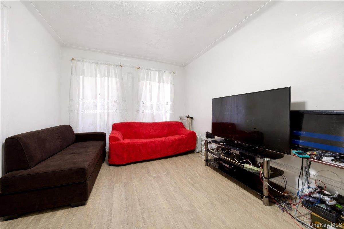 1974 Lafontaine Avenue, Unit 2E photo 4