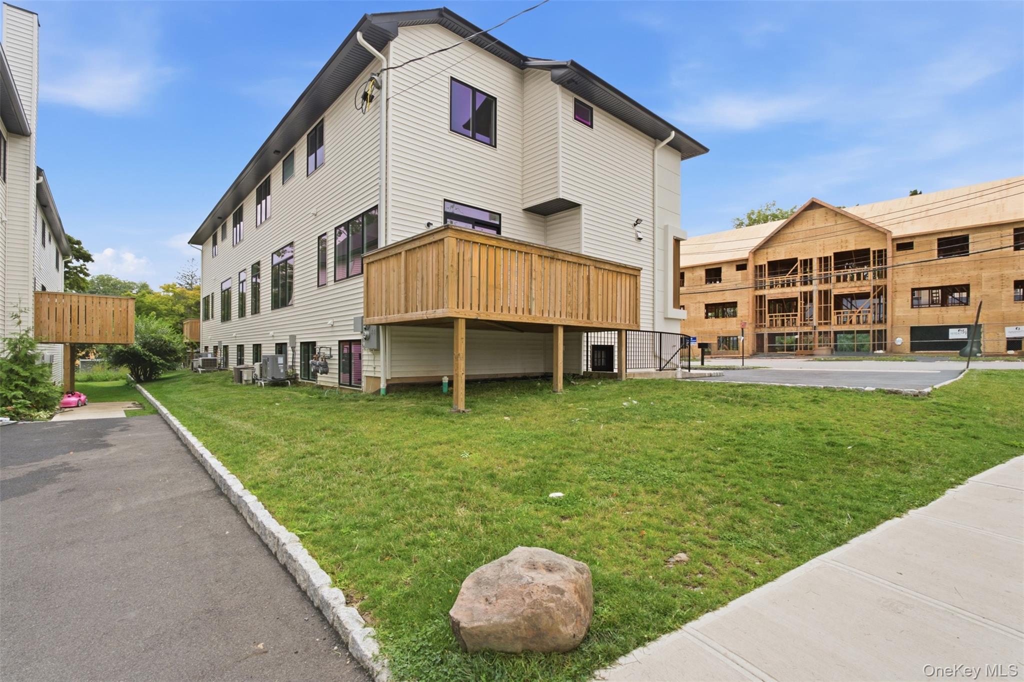 20 Singer Avenue, Unit 201 photo 42