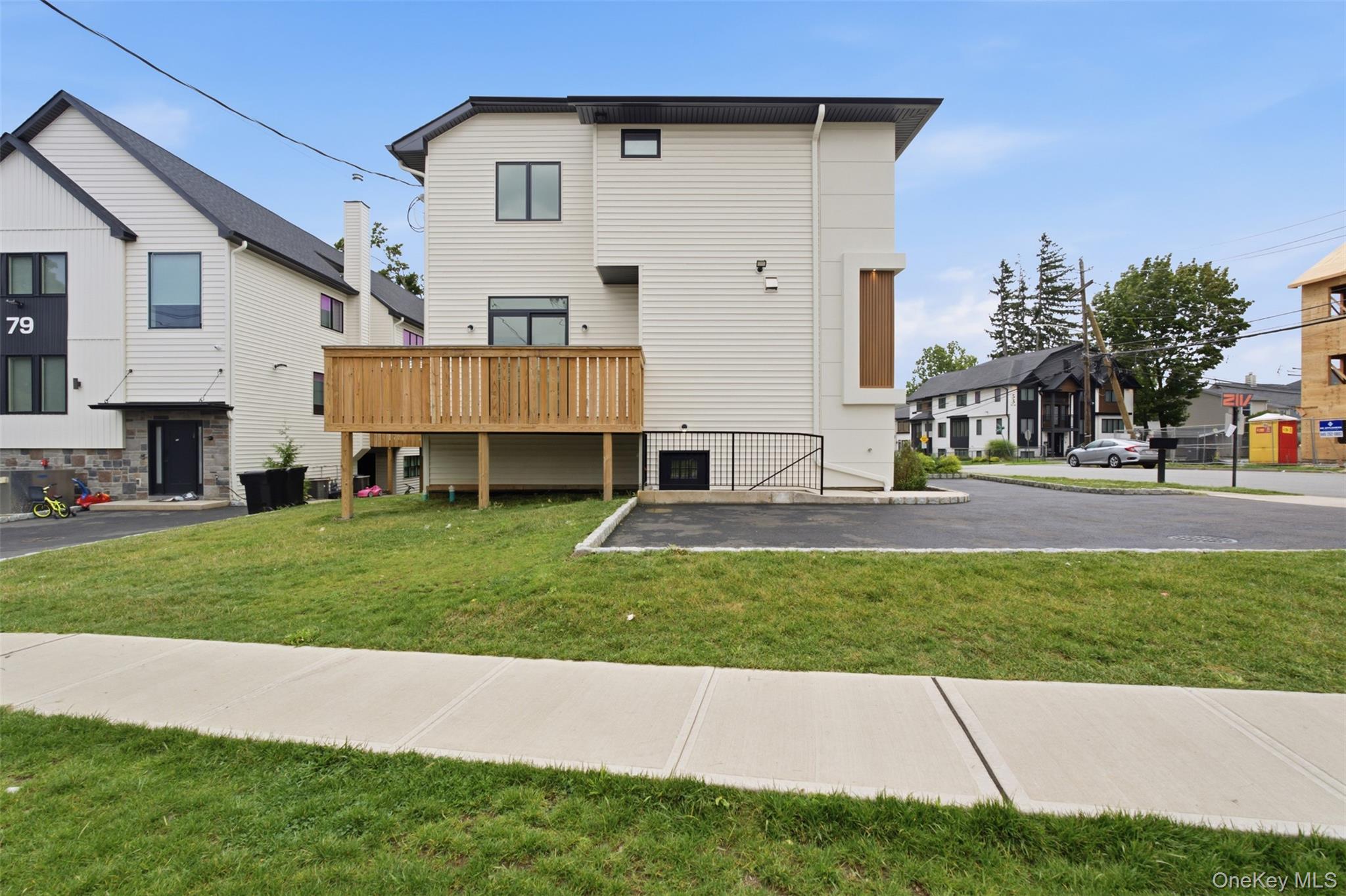 20 Singer Avenue, Unit 201 photo 41