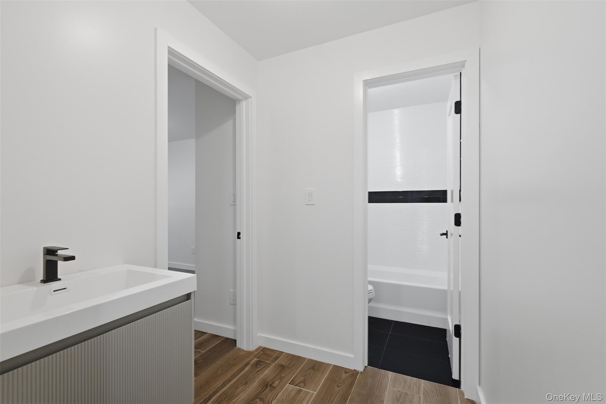 20 Singer Avenue, Unit 201 photo 31