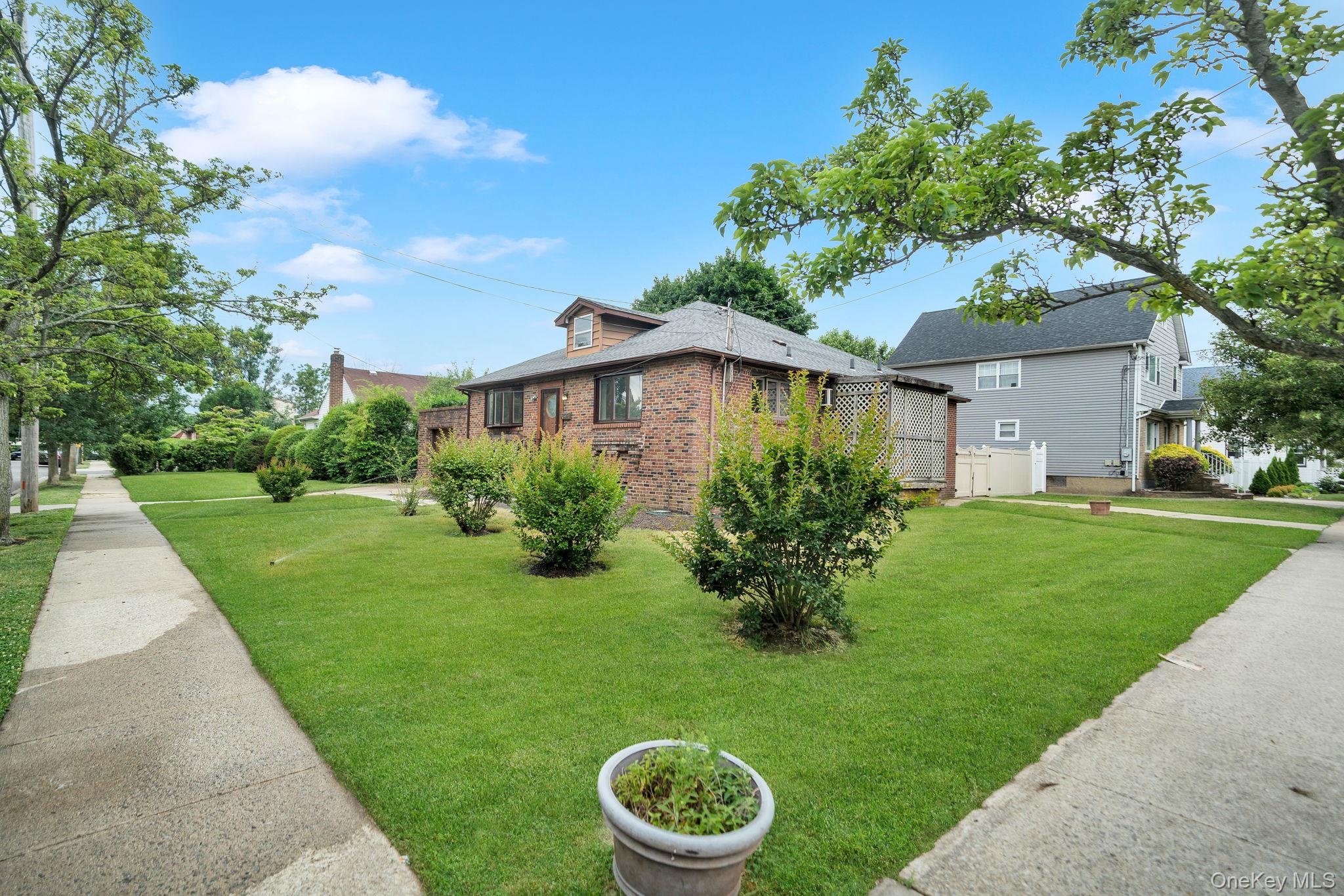 634 Leonard Avenue – For Sale photo 2