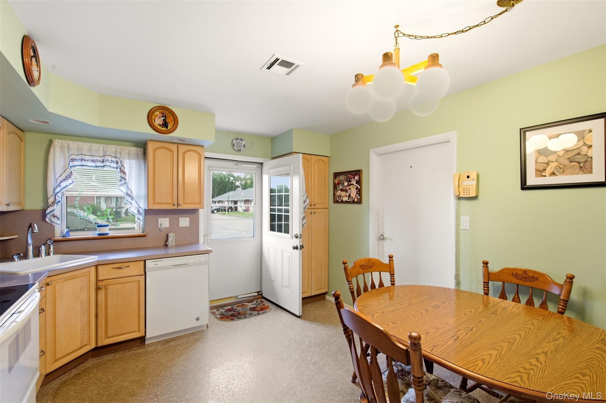 238 Blackpool Court, Unit A photo 3