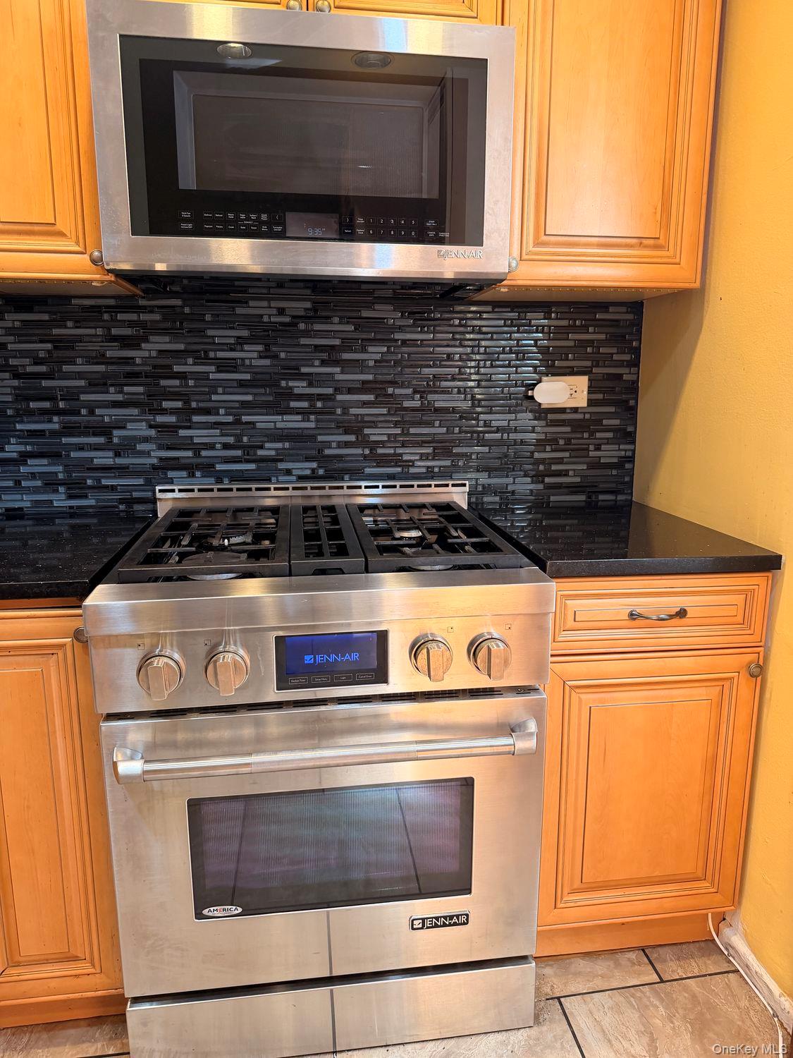 601 Pelham Parkway N, Unit 108 photo 22