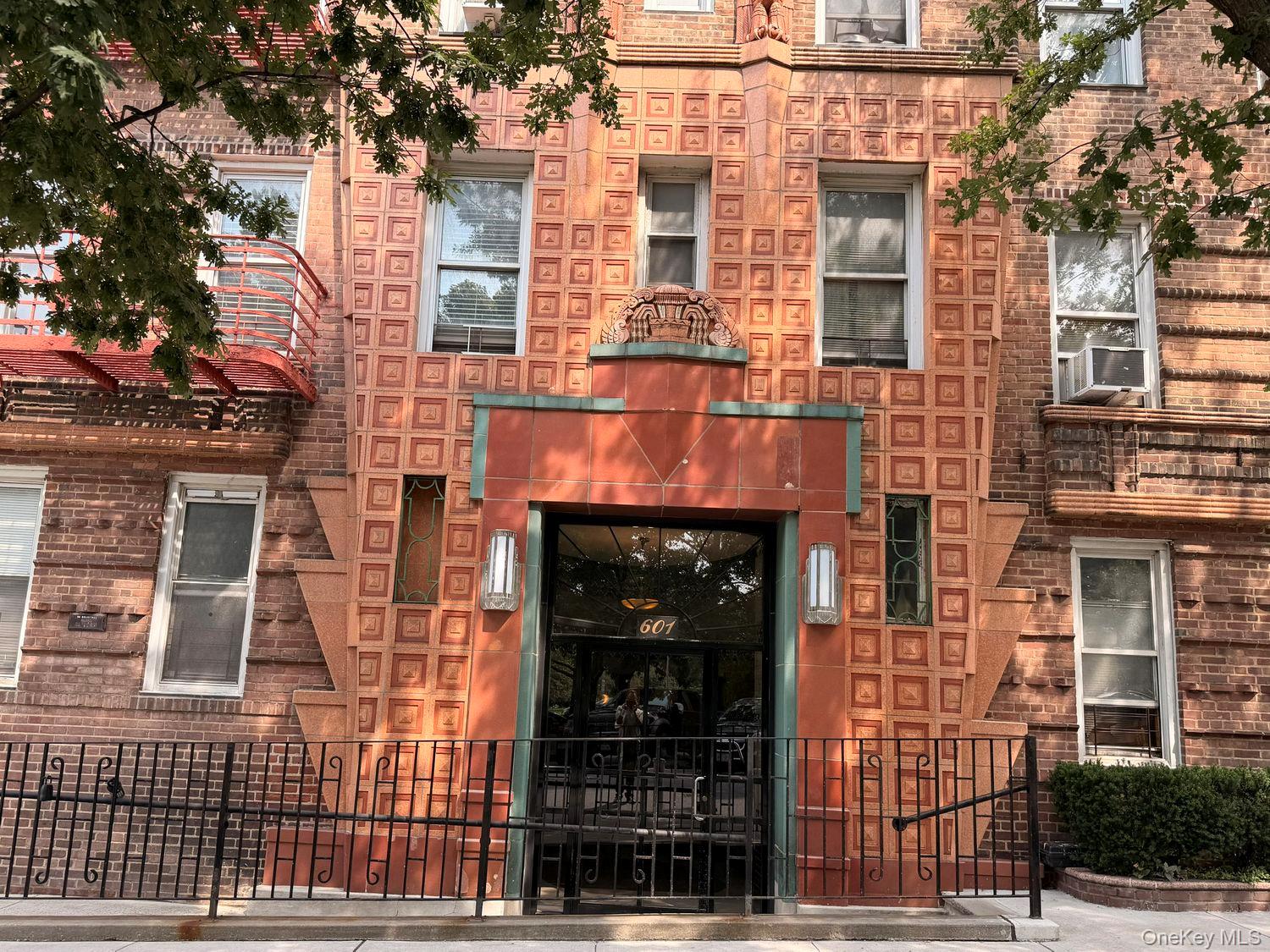 601 Pelham Parkway N, Unit 108