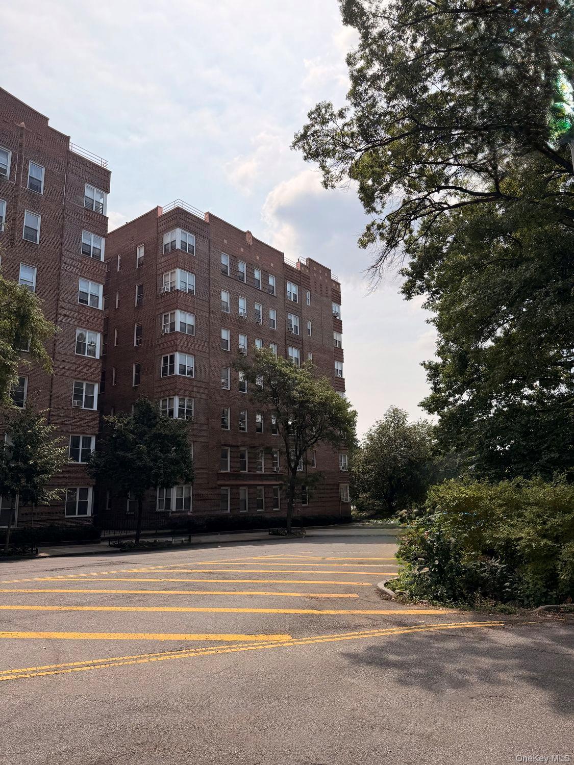 601 Pelham Parkway N, Unit 108 photo 28