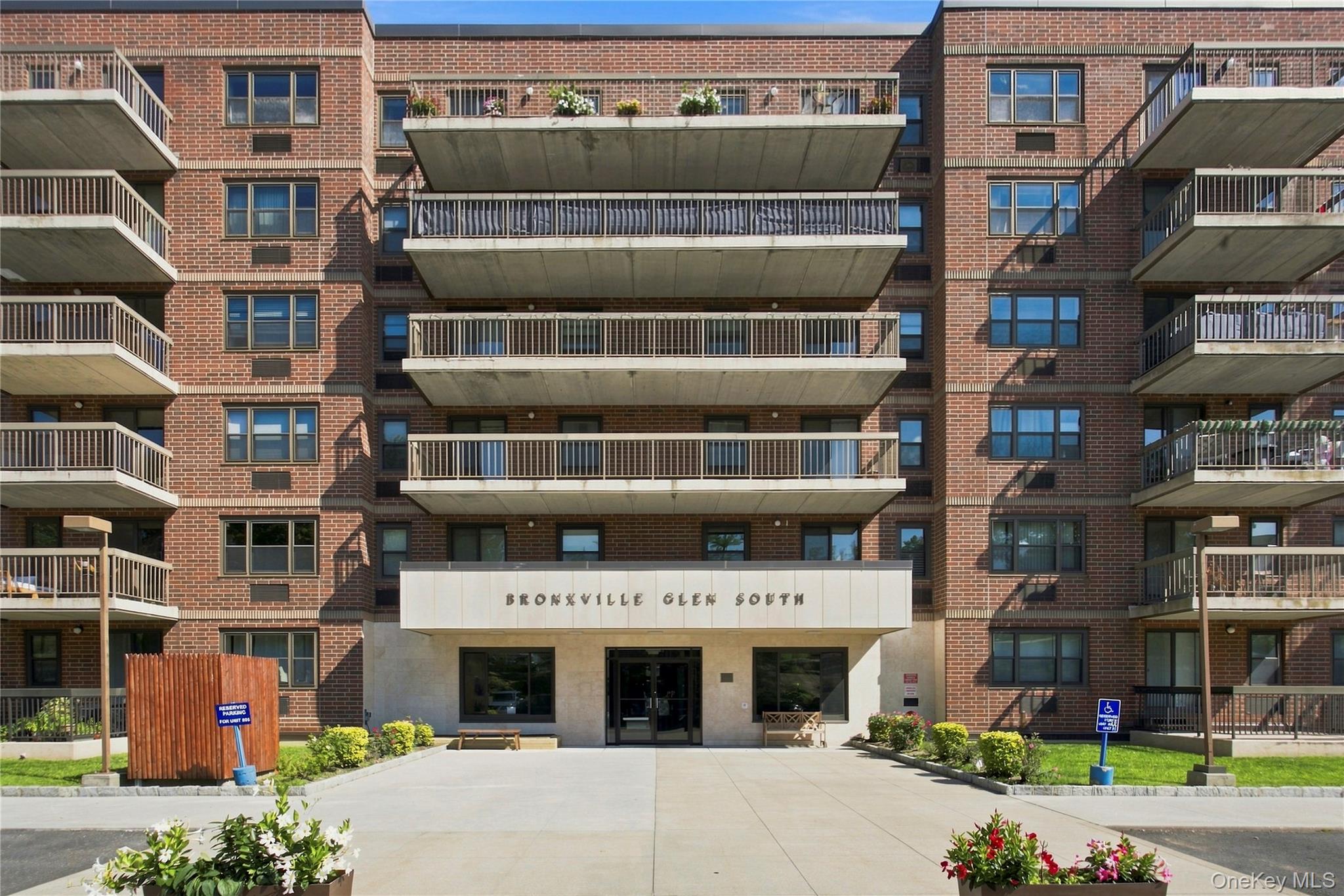 1376 Midland Avenue, Unit 105