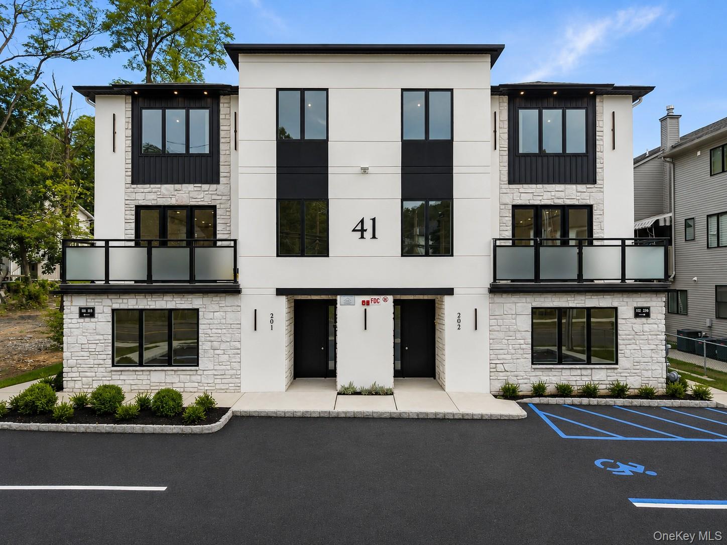 41 Saddle River Road, Unit 111 photo 3