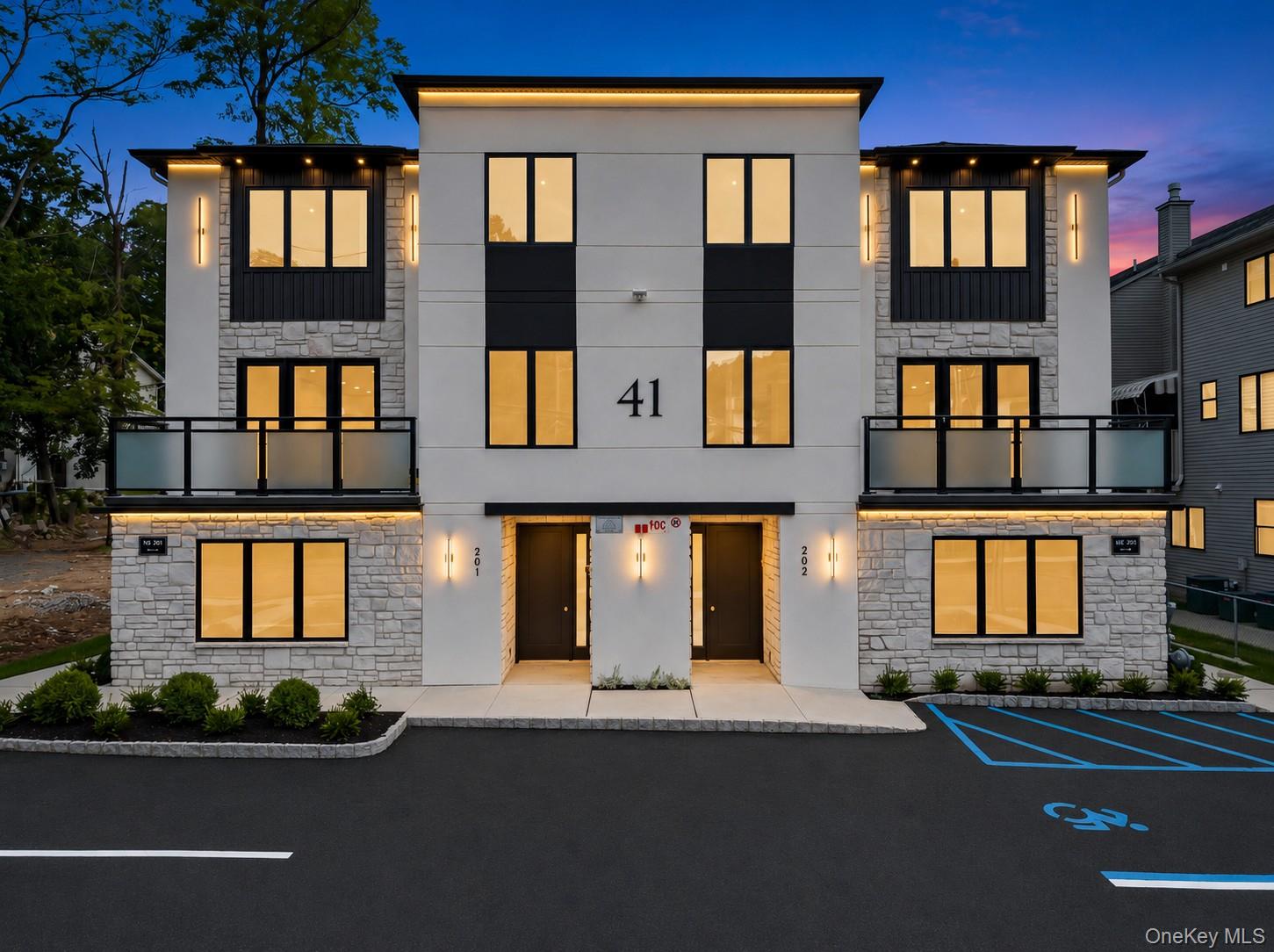 41 Saddle River Road, Unit 111
