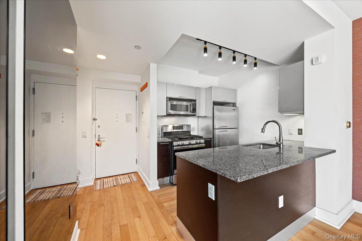 350 W 42nd Street, Unit 19I photo 14