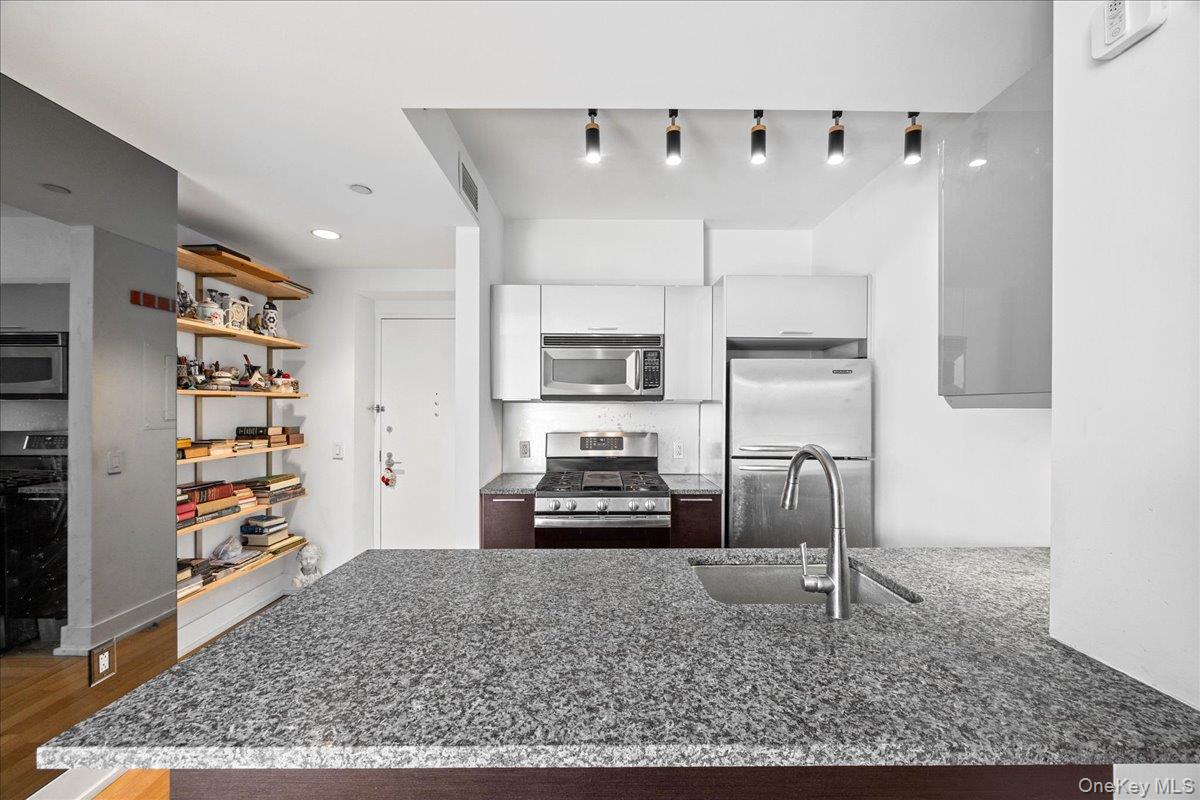 350 W 42nd Street, Unit 19I photo 16