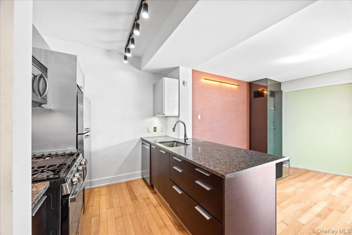350 W 42nd Street, Unit 19I photo 17