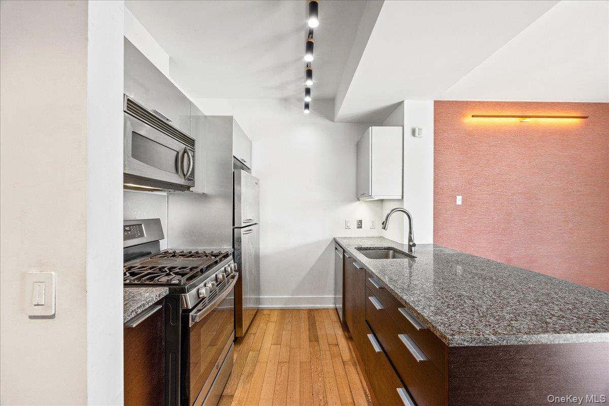 350 W 42nd Street, Unit 19I photo 15