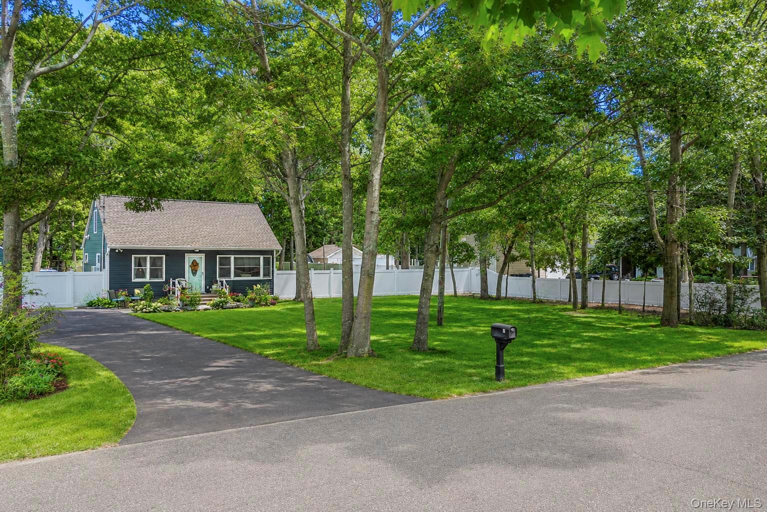 51 Roberts Road W – For Sale