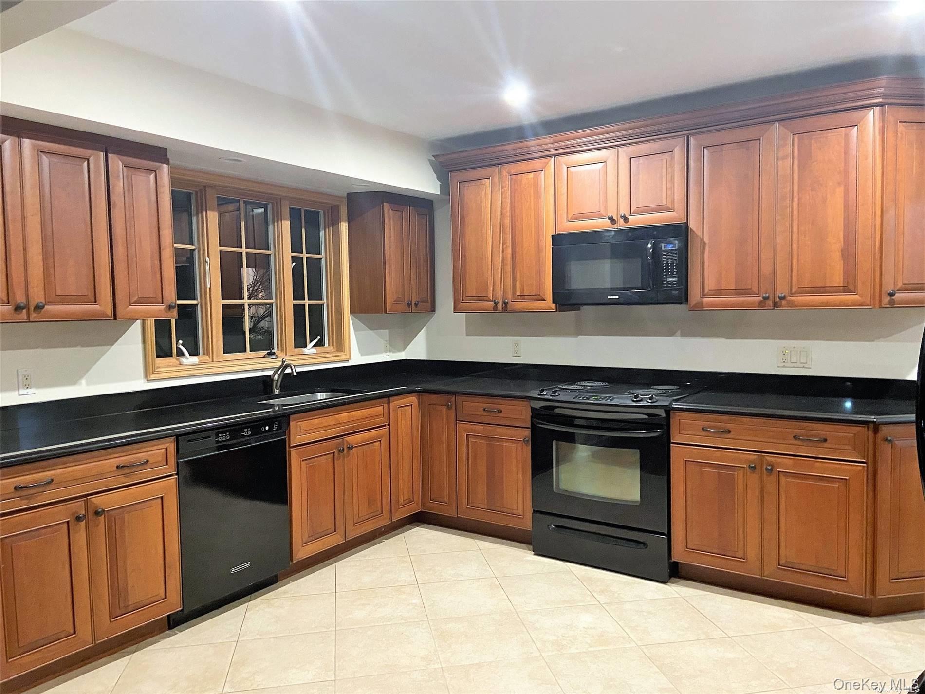 312 E Beech Street, Unit Main photo 4