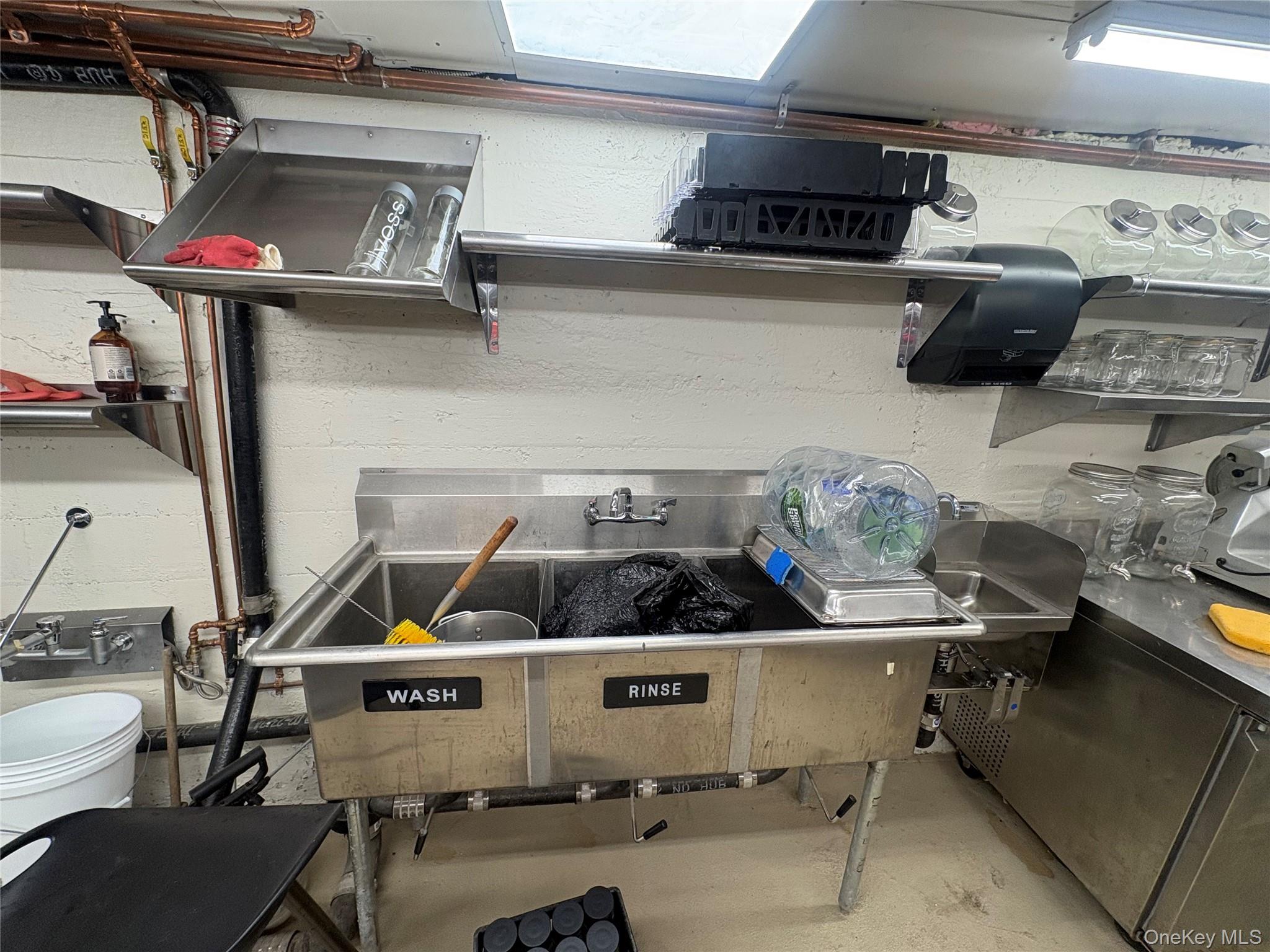 41-09 Broadway – For Rent photo 10
