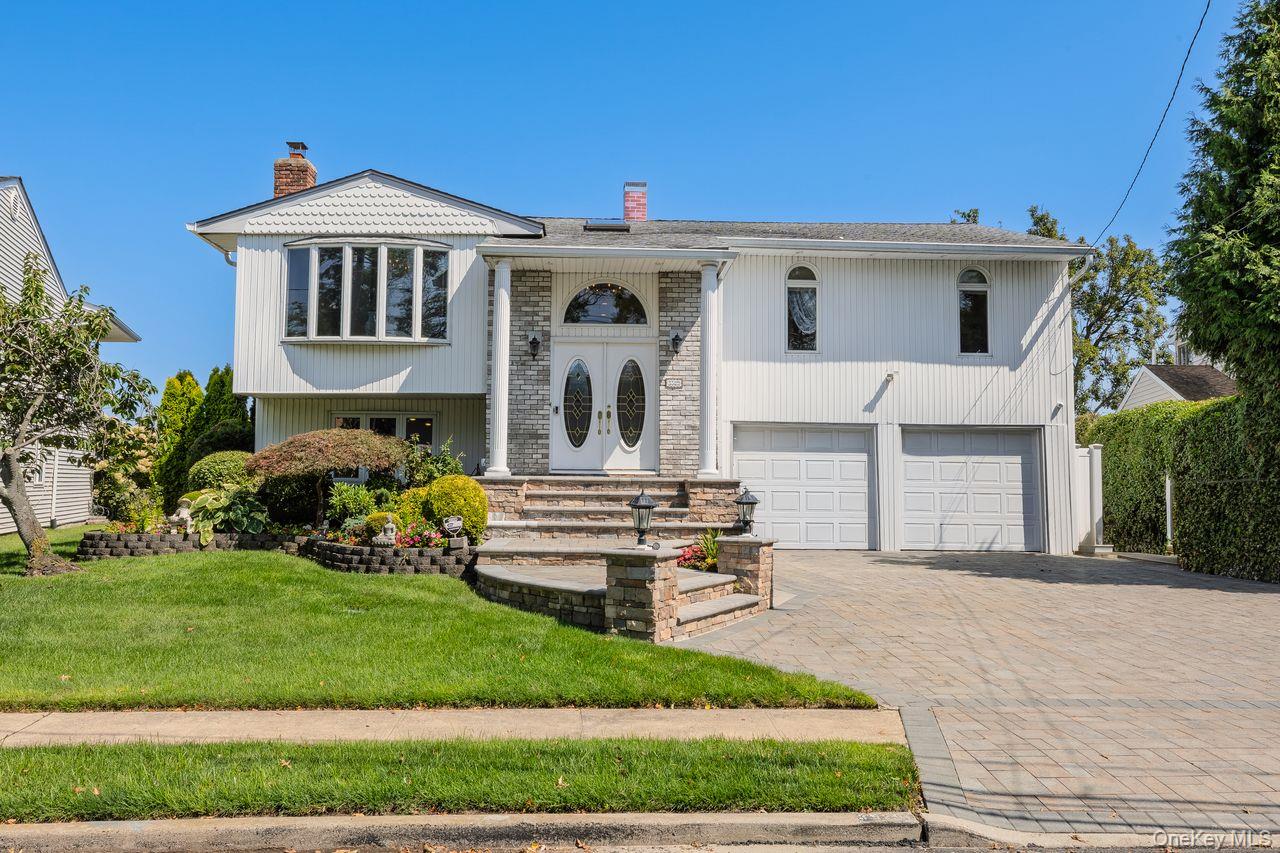 3529 Daniel Crescent – For Sale
