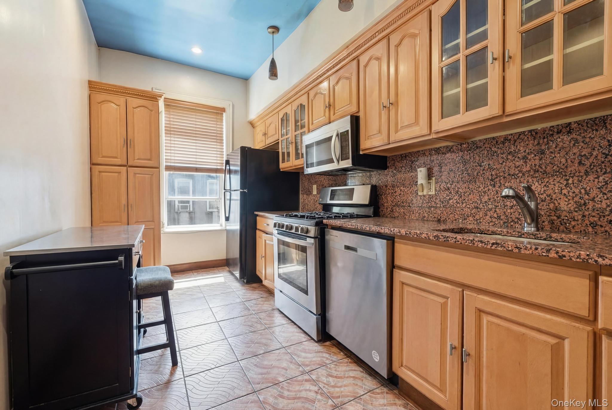 1086 Blake Avenue – For Sale photo 15
