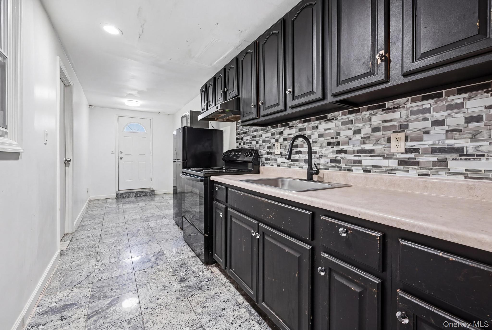 1086 Blake Avenue – For Sale photo 3