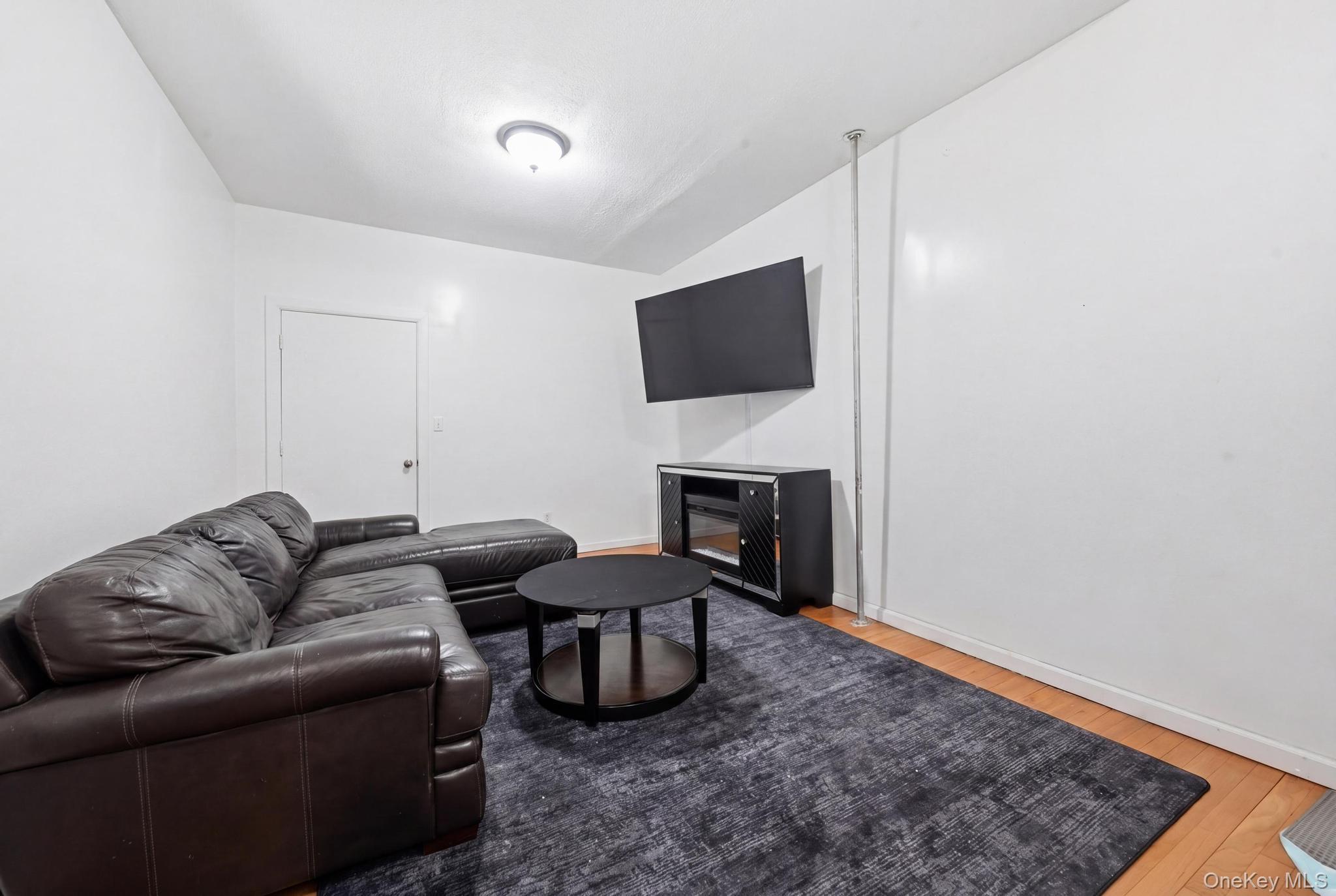 1086 Blake Avenue – For Sale photo 6