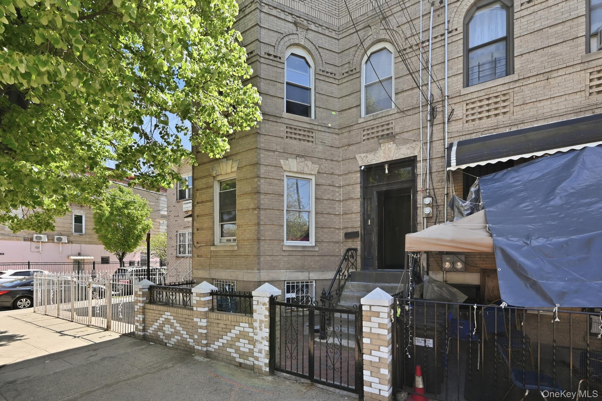 1086 Blake Avenue – For Sale