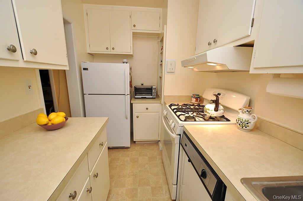209 Garth Road, Unit 2M photo 11