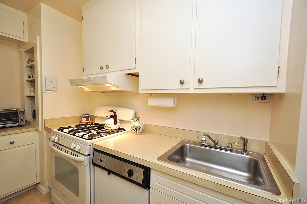 209 Garth Road, Unit 2M photo 13
