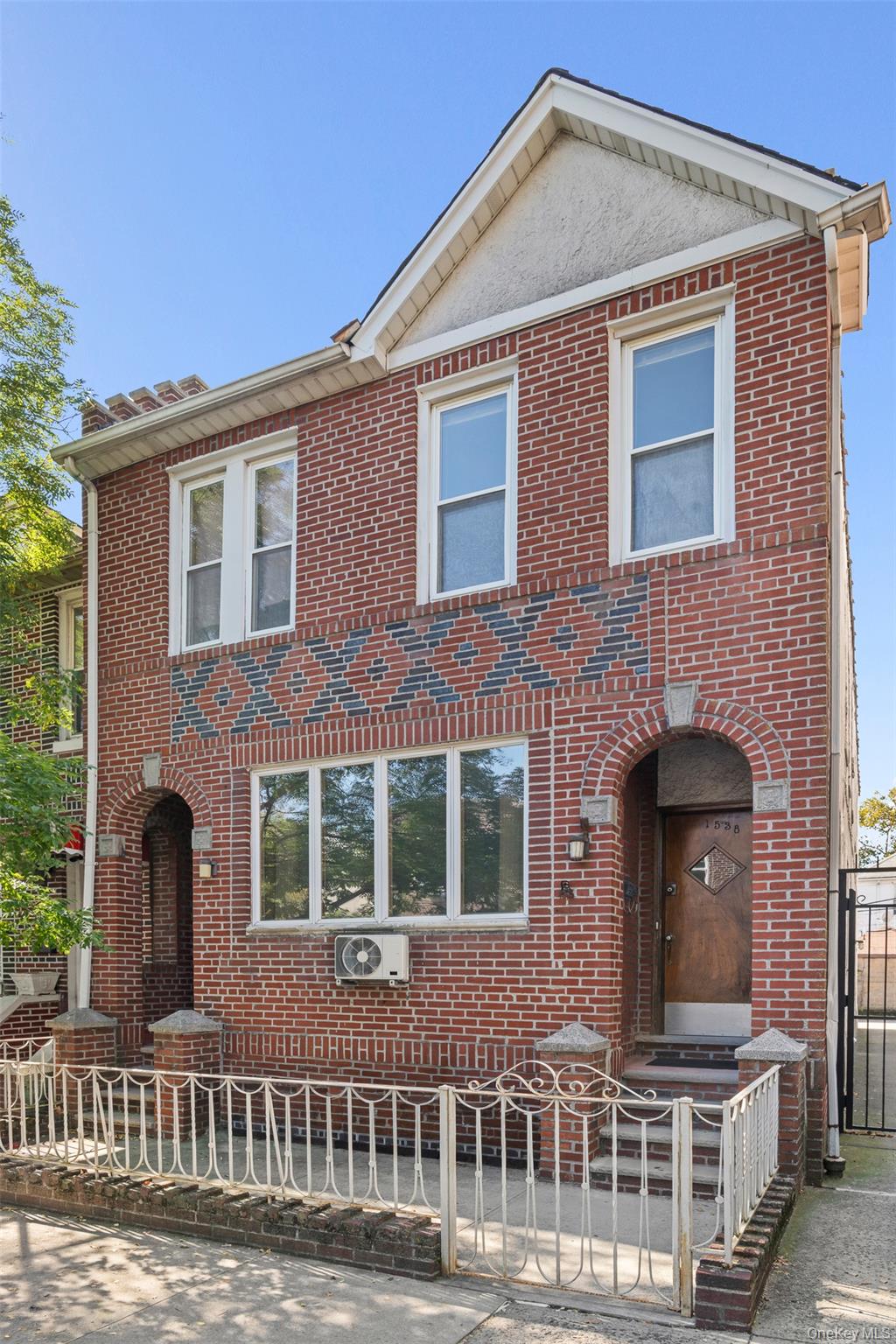 1538 W 11th Street – For Sale