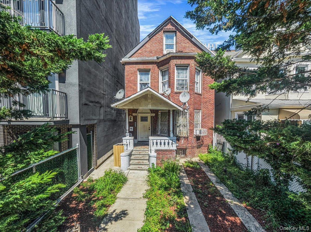 2811 Clarendon Road – For Sale