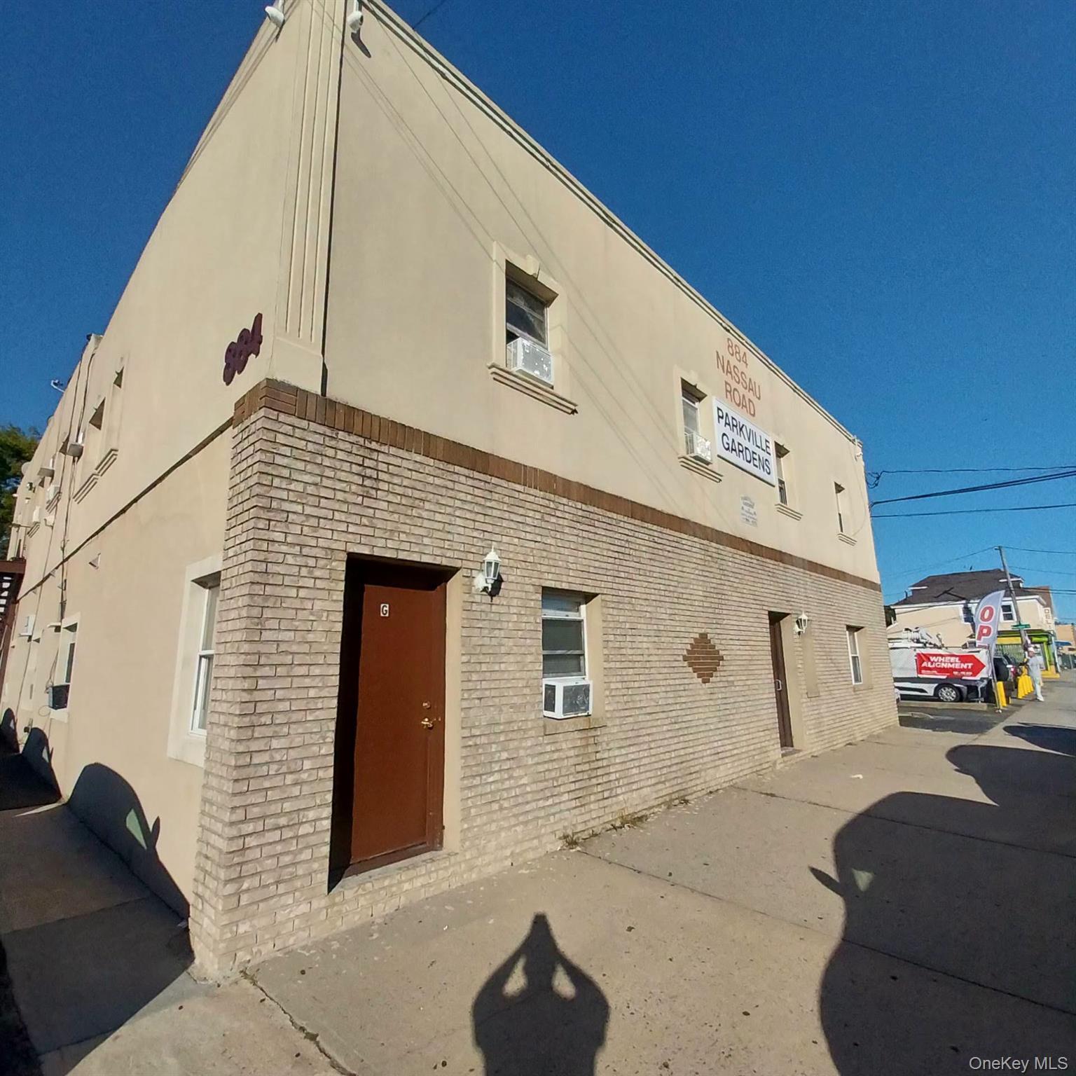 884 NASSAU, Unit B