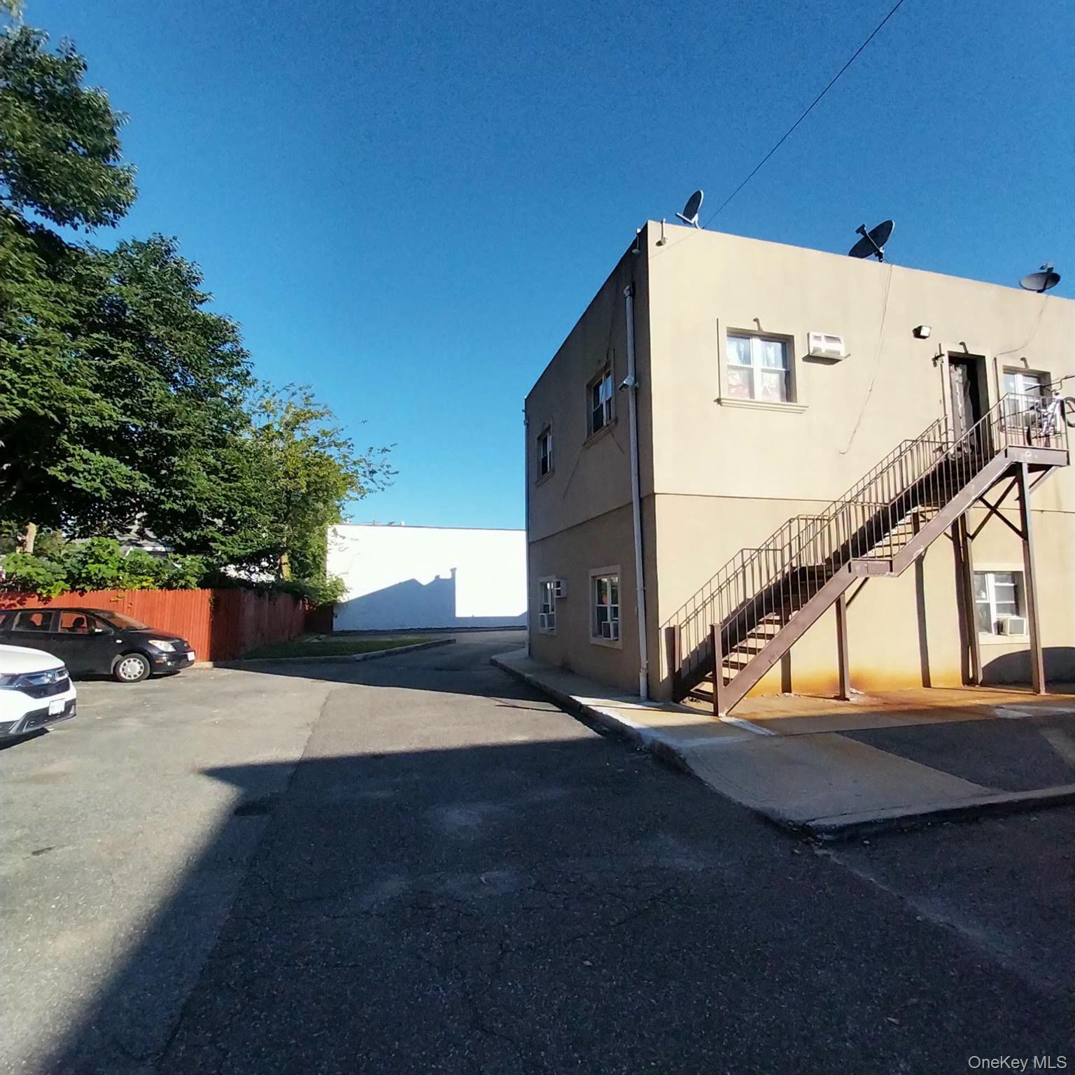 884 NASSAU, Unit B photo 3