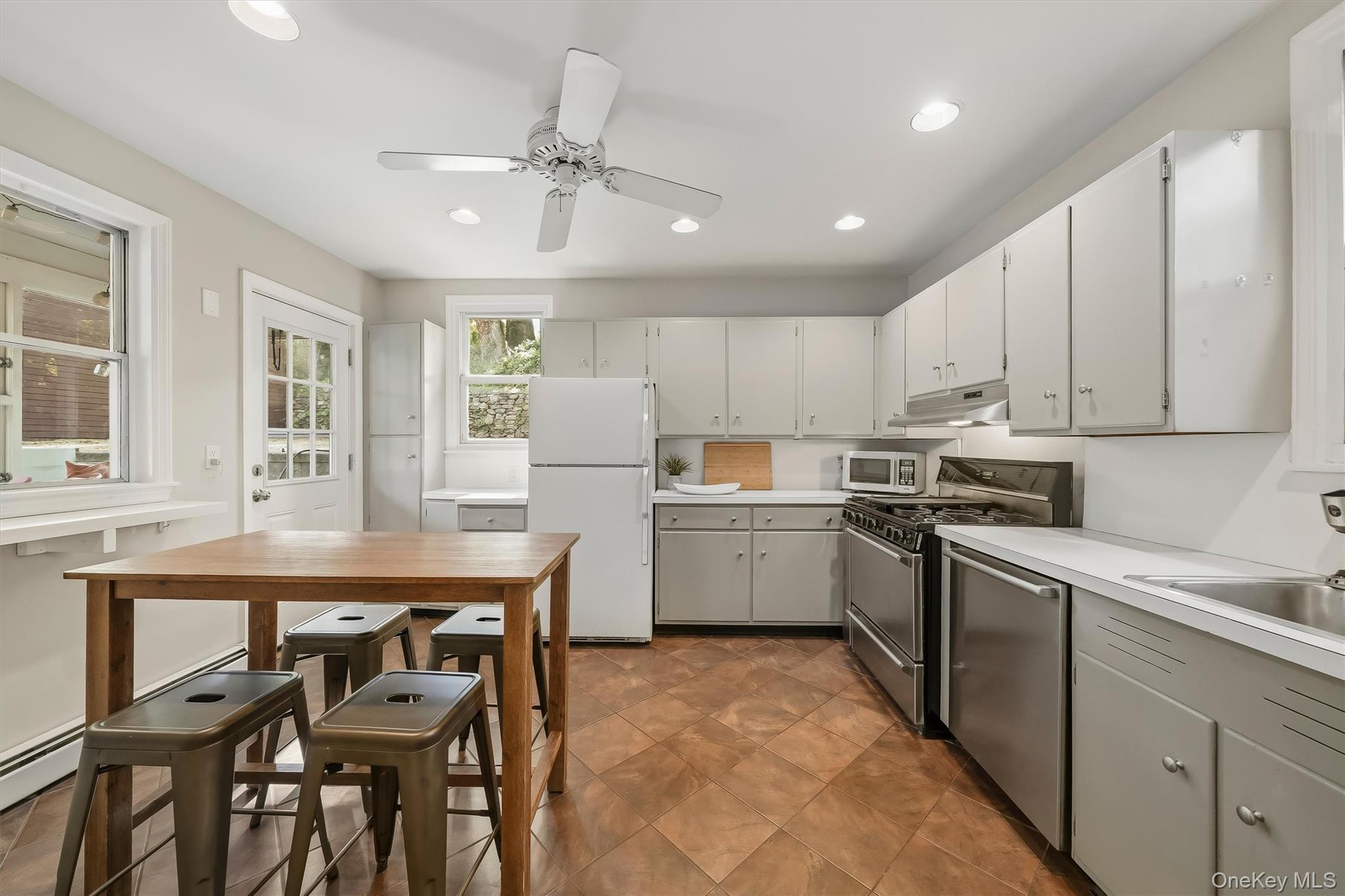 31 Desmond Avenue – For Rent photo 9