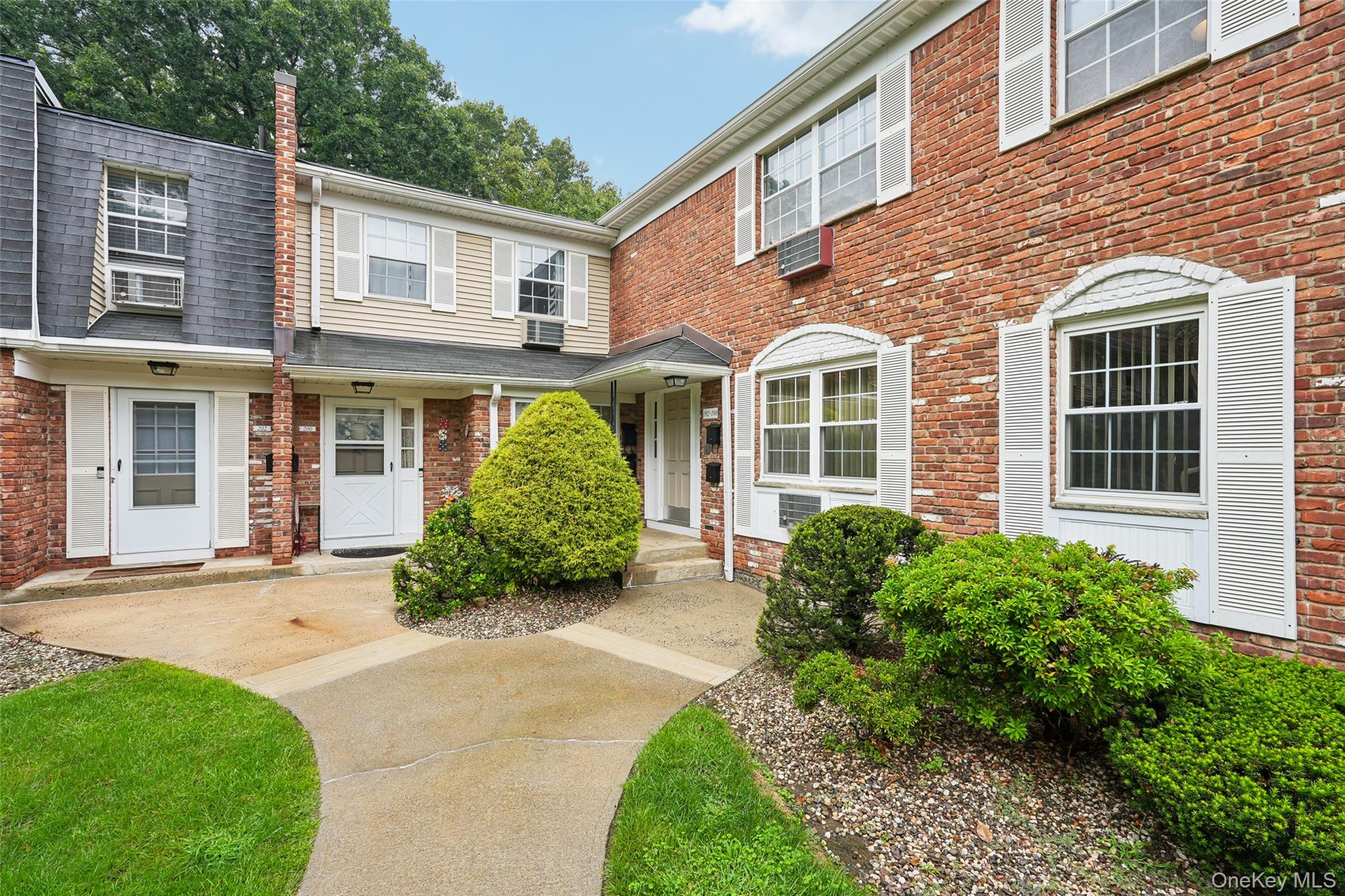 192 Doxbury Lane – For Sale photo 2