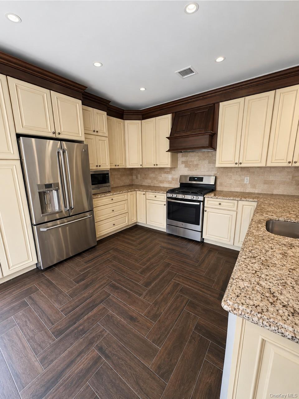 902 Manor Lane – For Rent photo 2
