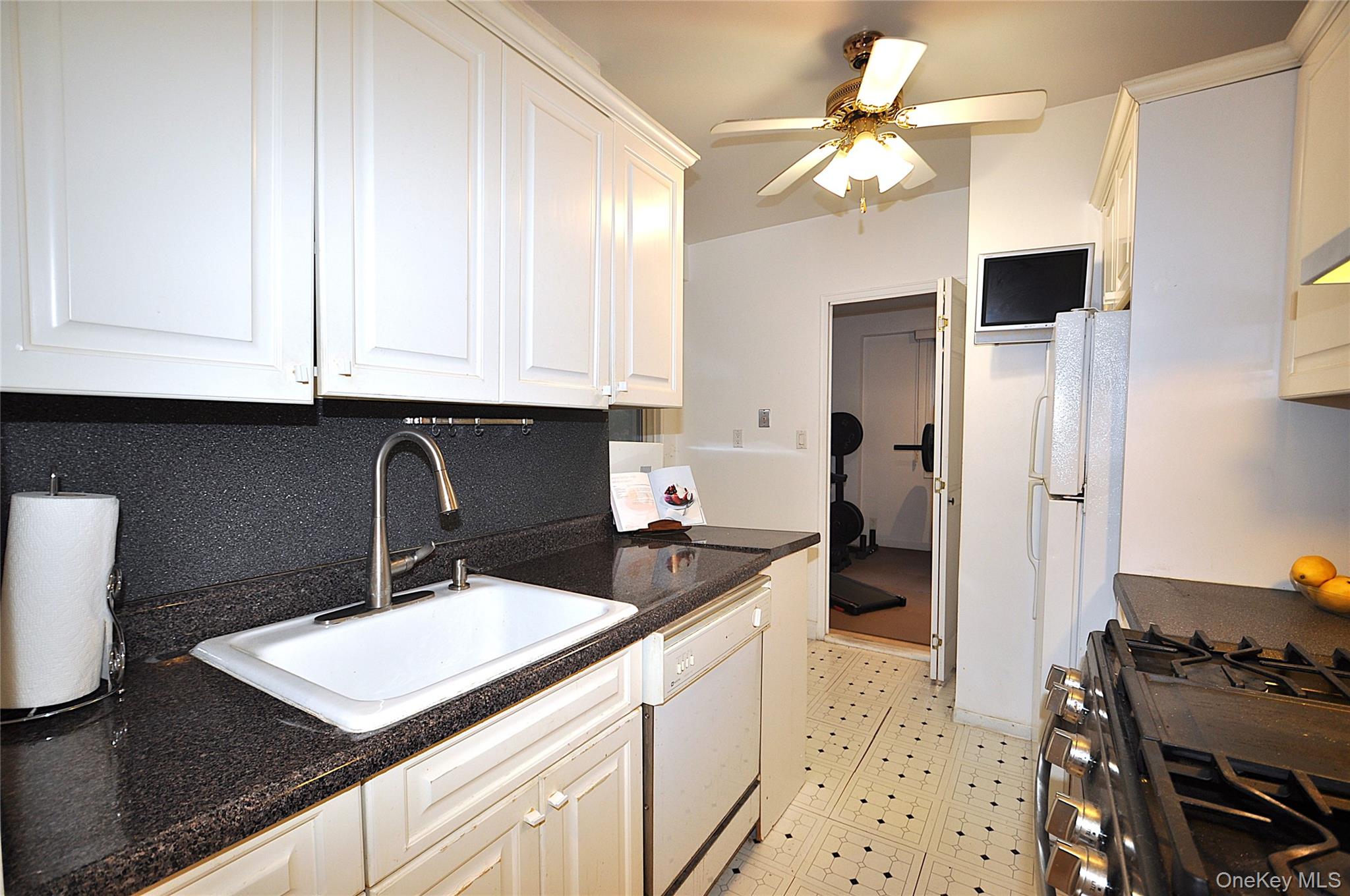 230 Garth Road, Unit 3B1 photo 5