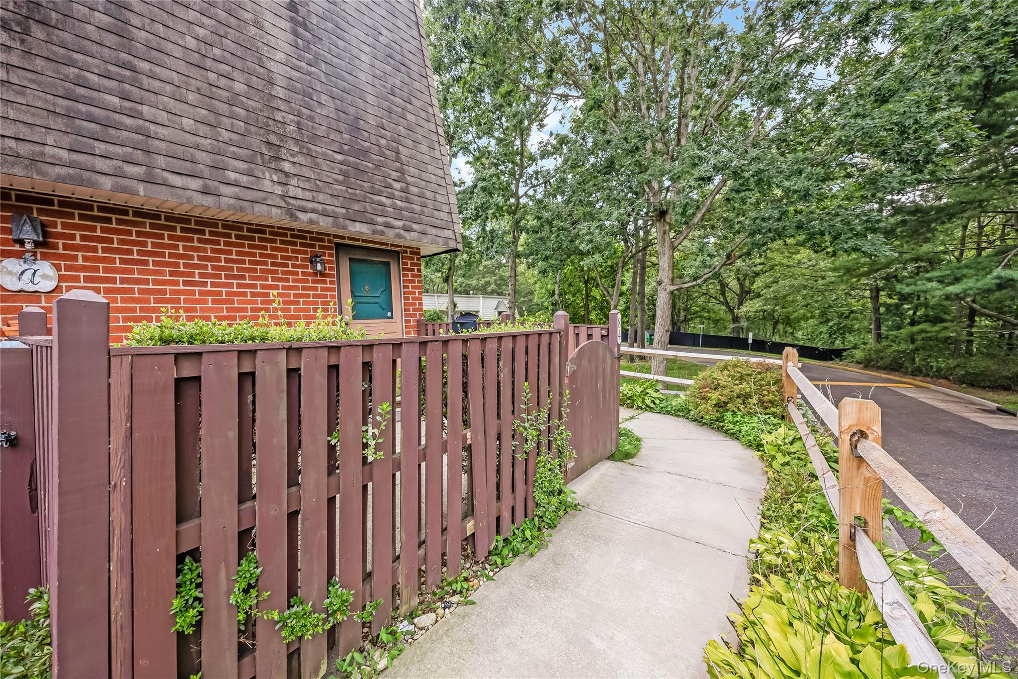 84 Glen Hollow Drive – For Sale photo 3